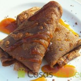 Receta de crepes de chocolate con helado de yogur y salsa de naranja Receta de crepes de chocolate con helado de yogur y salsa de naranja