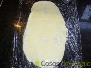 02- Extendemos el queso Brie con un rodillo