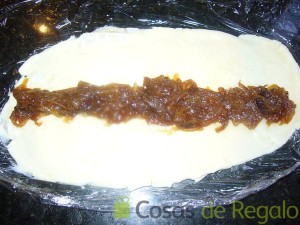 03- Colocamos cebolla confitada sobre el queso Brie