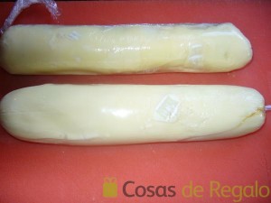 04- Hacemos un rulo con el queso y la cebolla, compactando bien