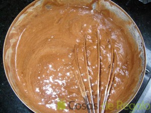 05- Mezclamos cuidadosamente el chocolate con os huevos