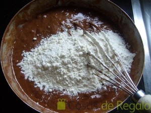 06- Añadimos la harina a la mezcla para el Brownie