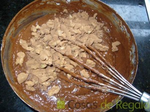 08- Añadimos las nueces a la base para el Brownie de chocolate