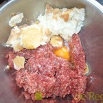 11- Juntamos los ingredientes para las pelotas de carne