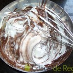 03- Mezclamos la nata y el chocolate deshecho