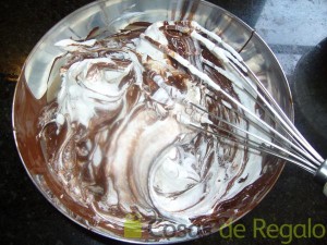 03- Mezclamos la nata y el chocolate deshecho