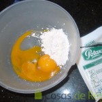 02- Batimos la yema de huevo con el azúcar y el preparado de flan