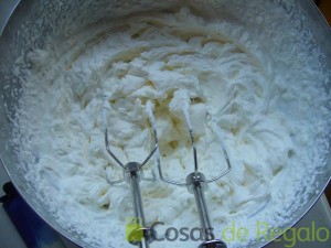 06- Montamos la nata y la mezclamos con la crema fría