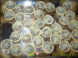 05- Rellenamos las mini tartaletas con los champiñones y ajos tiernos
