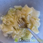 04- Chafamos las patatas con un tenedor y añadimos aceite de oliva virgen