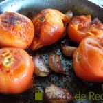 11- Asamos los tomates y los ajos para la salsa Romesco