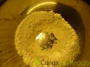 03- Preparamos la harina para las crepes de chocolate