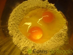 04- Añadimos los huevos a la harina