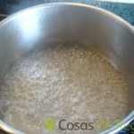 08- Calentamos el azúcar con el agua para la salsa de naranja
