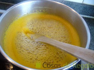 10- Añadimos el zumo de limón y naranja para la salsa