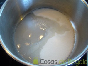 19- Mezclamos el azúcar y el agua para el caramelo