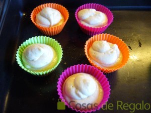 06- Rellenamos lo moldes de Cupcakes con la masa
