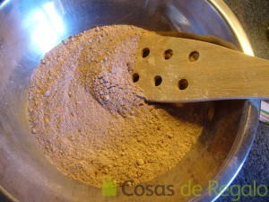 08- Los ingredientes secos para la base de Cupcakes de chocolate