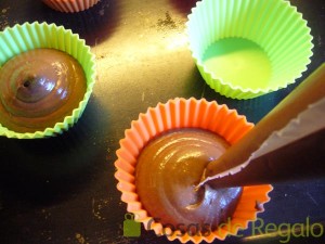 10- Rellenamos los moldes de Cupcakes con la masa de chocolate