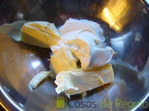12- Preparamos la crema juntando la mantequilla y el queso