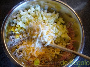 03- Mezclamos los ingredientes de la ensalada de apio, piña y manzana ácida