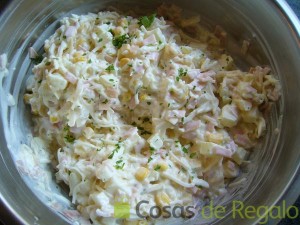 06- Mezclamos los ingredientes de la ensalada con la mezcla de nata y mayonesa