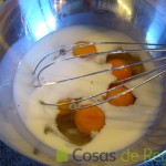 05- Juntamos aparte los huevos con 100 gramos de leche