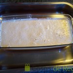 08- Ponemos la mezcla base sobre el molde, al baño maría y horneamos