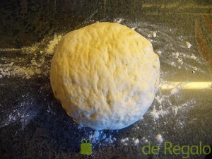 05- Colocamos sobre la mesa la masa fermentada y seguimos trabajándola