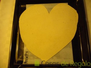 08- Recortamos la masa de pizza en forma de corazón