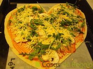 11- Rellenamos la pizza de San Valentín con la rúcula y el queso rallado