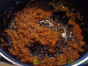 06- Doramos la cebolla picada junto con el tomate