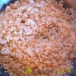 07- Rehogamos la cebolla picada y añadimos el arroz bomba