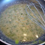 05- Añadimos el agua de cocción de las almejas hasta obtener una salsa
