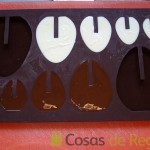 13- Llenamos los moldes de silicona con el chocolate