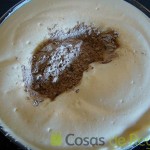 03- Añadimos a los huevos batidos la mezcla de harina y cacao