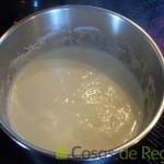 06- Hervimos la nata para la cobertura de chocolate del bizcocho