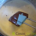 07- Juntamos el chocolate troceado con la nata hervida