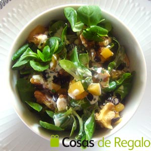 Receta de Ensalada de canónigos, manzana, frutos secos y crema Roquefort