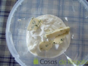03 - Ponemos en el vaso de la batidora el yogur, el queso, sal, pimienta y aceite
