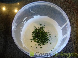 04 - Añadimos el cebollino picado a la crema de Roquefort