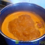 09 - Vertemos el sofrito del Marmitako en una olla y añadimos agua para cocer las patatas
