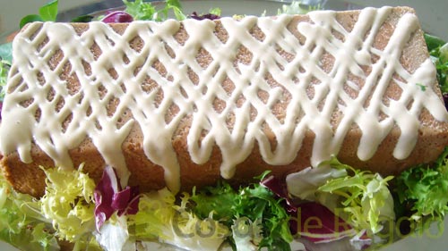 Receta de Pastel frío de pimiento, cebolla y berenjenas asadas con mahonesa de anchoas