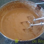 06 - Añadimos a la mezcla el chocolate deshecho y batimos
