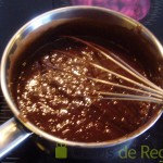 07 - Llevamos la mezcla de chocolate al fuego y removemos hasta que espese