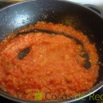 10 - Añadimos el tomate picado a la cebolla
