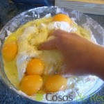 04 - Añadimos los huevos y seguimos trabajando la masa