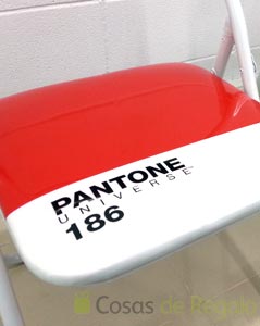 Decora con color gracias a las sillas plegables de Pantone