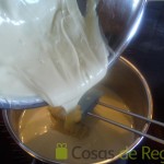 04 - Añadimos el chocolate blanco fundido a la nata caliente con la gelatina