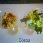 06 - Servimos el salpicón de langostinos y melocotón en una copa con brotes de ensalada